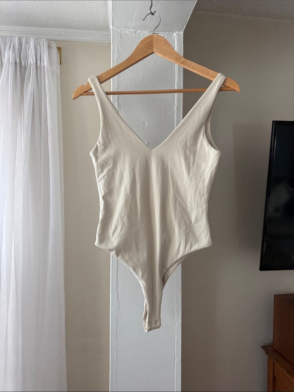 Forever 21 Beige V-Neck Sleeveless Bodysuit Size Small Neutral Basic
